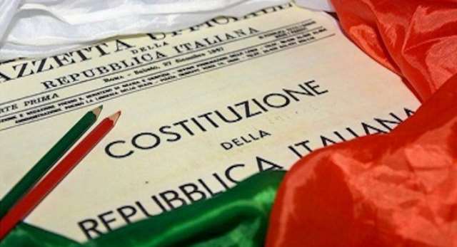 pexels-tim-mossholder-974314 costituzione italiana